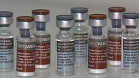 Cada dose da Dengvaxia custa, em média, mais de R$ 300; no detalhe, Nicolas de Lima, que pode ter sido a 1ª vítima fatal deste ano (Foto: Agência Brasil