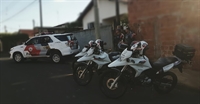 A ação realizada ontem resultou na apreensão de entorpecentes, além de dinheiro proveniente da venda de drogas (Foto: Divulgação/Polícia Militar)