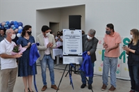Representantes das famílias Figueira da Costa e Zacarias participaram da entrega das obras e ficaram emocionados (Foto: A Cidade)