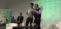 Neymar e Maurício, em apresentação da revistinha do ateta