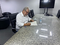 O prefeito Jorge Seba assinou ontem a doação dos lotes para a construção das casas do Desfavelamento, última etapa do município (Foto: Prefeitura de Votuporanga)