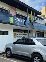 Homem é flagrado agredindo a esposa após importunar sexualmente a própria filha