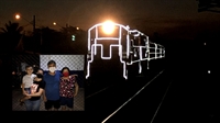 O ‘Trem de Natal’ da Rumo zarpou para Rio Preto; no detalhe, a família do senhor Edivaldo da Silva, que viu a chegada e a partida (Fotos: A Cidade)