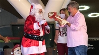 Papai Noel foi recepcionado por dezenas de crianças e depois recebeu as 'chaves da cidade' do prefeito Jorge Seba (Foto: A Cidade)