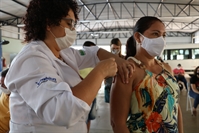 A partir de quarta-feira (16) também está previsto o início da vacinação para adultos de 55 a 59 anos, porém, a Secretaria aguarda a chegada das doses destinadas a este público (Foto: Prefeitura de Votuporanga)