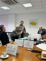 Seba e Carlão se reúnem com DER para cobrar pavimentação da Estrada do Porto Seco