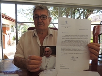 João Sanches se alegra ao ler a carta do Vaticano