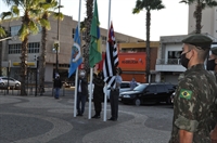 O hasteamento das bandeiras foi feito pelo prefeito Jorge Seba, pelo subtenente Santanta e pelo capitão da PM André Navarrete (Foto: A Cidade)