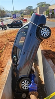 Motorista perde o controle e cai em obras de galeria em Votuporanga