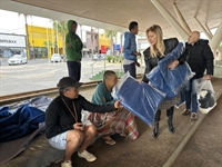 Moradores de rua de Votuporanga recebem cobertores e agasalhos