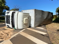 Caminhão tomba na rodovia Péricles Belini em Votuporanga