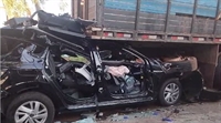 O motorista ficou ferido após o carro em que estava ficar completamente destruído após bater na traseira de um caminhão (Foto: SBT Interior)