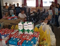 Alunos doam 352 litros de leite para o Lar São Vicente de Paulo (Foto: Divulgação/Unifev) 