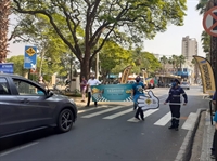 Para celebrar a Semana Nacional de Trânsito, foi montado um ‘pedágio educativo’ na rua Amazonas; ‘pedágio’ vai passar por outros pontos (Foto: A Cidade)