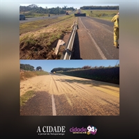 Carreta carregada com soja tombou na rodovia Euclides da Cunha e espalhou parte de sua carga pela pista na manhã desta quarta-feira (Foto: Divulgação)