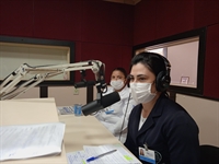 A enfermeira Juliane Secco e a técnica de radiologia Melissa Pereira, do Hospital do Amor, vieram à Cidade FM para falarem sobre a carreta (Foto: A Cidade)