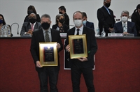 Osvaldo Carvalho e Rogério Assis foram homenageados com a Insígnia de Honra ao Mérito na Câmara Municipal (Foto: A Cidade)