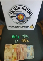 Com ele foram apreendidas drogas e certa quantia em dinheiro proveniente da venda de entorpecentes (Foto: Divulgação/Polícia Militar)