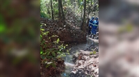 A ação consistiu em redesenhar o percurso da nascente que havia sido totalmente absorvida pelo solo (Foto: Saev Ambiental)