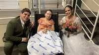 Ana Paula Nates Dorigan e Rafael Henrique de Oliveira fizeram uma visita especial para Dona Sonia Maria da Silva, de 78 anos  (Foto: Santa Casa)