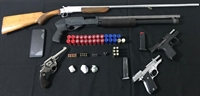 Durante a revista, os agentes encontraram uma pistola calibre 32 e 49 gramas de cocaína com o vigilante (Foto: Polícia Militar)