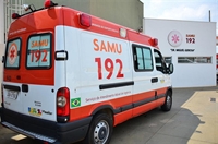 A equipe do SAMU foi acionada e a mulher foi encaminhada com um corte profundo na cabeça para a Santa Casa