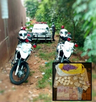 Porções de maconha e cocaína foram encontradas com os dois indivíduos pela equipe da Força Tática e ROCAM  Foto: Divulgação/Polícia Militar 