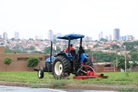 Limpeza e roçagem de terrenos públicos têm objetivo de manter a cidade limpa e evitar o aparecimento de animais peçonhentos (Foto: Prefeitura de Votuporanga)