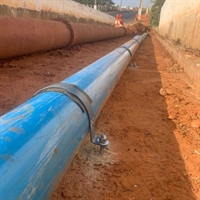 As equipes da autarquia estão no local para conter um vazamento de água causado pela vibração da tubulação, resultando no desencaixe dos tubos (Foto: Saev Ambiental)