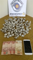 O adolescente foi flagrado vendendo drogas pela rua Antônio Rodrigues Craveiro Junior, no bairro Estação (Foto: Divulgação/Polícia Militar)