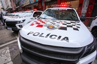 Jovem atinge policial com um chute durante briga em restaurante de Rio Preto