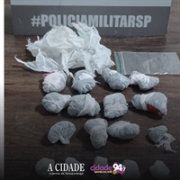 O flagrante aconteceu na rua Pernambuco e com eles foram encontradas porções de cocaína e também maconha (Foto: Polícia Militar)