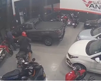 Homens invadem loja de veículos e furtam três motos na região