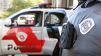 Mulher vai ‘tomar banho’ com ‘amiga’ em motel e faz barraco ao encontrar o marido com garota de programa