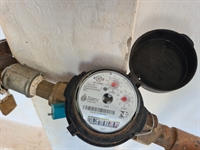 O hidrômetro, conhecido também como medidor ou relógio, é um aparelho de precisão que mede e registra o consumo de água (Foto: Saev Ambiental)