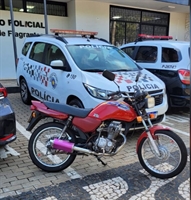 PM aborda motociclista com escapamento barulhento e descobre que veículo era adulterado