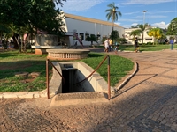 Daniel David fez o anúncio da chegada de recursos para a revitalização da praça Santa Luzia, onde banheiros viraram ponto de tráfico (Foto: A Cidade)