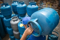 O valor total vai ser concedido em três parcelas bimensais de R$100, para a compra do botijão de gás de cozinha de 13kg (GLP) (Foto: Reprodução/Prefeitura de Votuporanga)