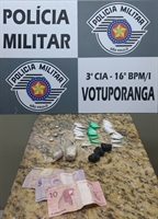 : No total, foi apreendido também pinos de cocaína, porções de maconha e crack, além de certa quantia em dinheiro. Foto: Divulgação/Polícia Militar 