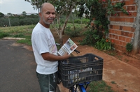 O jornaleiro Alexandre de Souza entrega exemplares do jornal A Cidade usando a sua bicicleta desde 1999, há 22 anos (Foto: A Cidade)