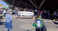 Um grupo com cerca de 50 pessoas se reuniu na Concha Acústica, na manhã deste sábado, em protesto ao governo do presidente Jair Bolsonaro  (foto: A Cidade)