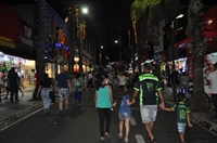 O comércio de Votuporanga, por exemplo, atende nesta quinta (23) até às 22h e na sexta (24) até as 18h; Prefeitura fecha nesta quinta e reabre na segunda (Foto: A Cidade)
