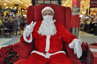Agora aposentado, o senhor Rosseto se vestiu como Papai Noel pela 1ª vez para encantar os pequenos que passassem pelo Porecatu da avenida Brasil (Foto: Arquivo pessoal)