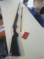 A PM apreendeu uma espingarda calibre 36 com oito munições íntegras (Foto: Divulgação/Polícia Militar) 