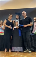 Alunos e direção da Etec de Votuporanga realizaram a entrega simbólica do diploma em homenagem a Yasmin Padilha de Lima (Foto: Redes sociais)