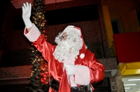 Papai Noel chega a Votuporanga em carreata; depois de receber a chave da cidade, o Bom Velhinho vai passar pelas ruas principais (Foto: Comunicativa)