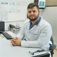 O dr. Vitor Pugliesi Marques, médico neurologista da Santa Casa, explicou como identificar os sintomas do AVC e ajudar quem precisa (Fotos: Santa Casa de Votuporanga)