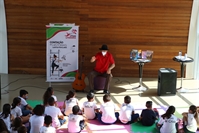 O artista Vinícius Mazzon comandou o programa em Votuporanga, com duas turmas formadas por alunos de escolas municipais (Foto: Prefeitura de Votuporanga)