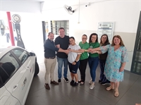 Entrega ocorreu na manhã de ontem na sede da entidade; carro zero será de grande valia para a Apae (Foto: A Cidade)