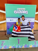 Yago Fernando, atleta que representa a escola Enny Tereza Longo Fracaro, e o professor Márcio Fukuiama  (Foto: Arquivo Pessoal)